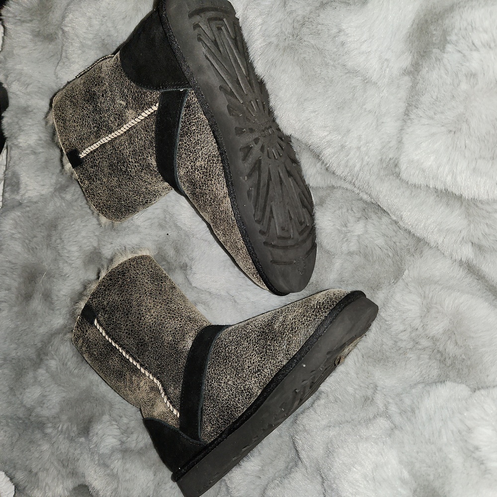 UGG Size 7 Short Dylan Boots - Picture 3 of 7